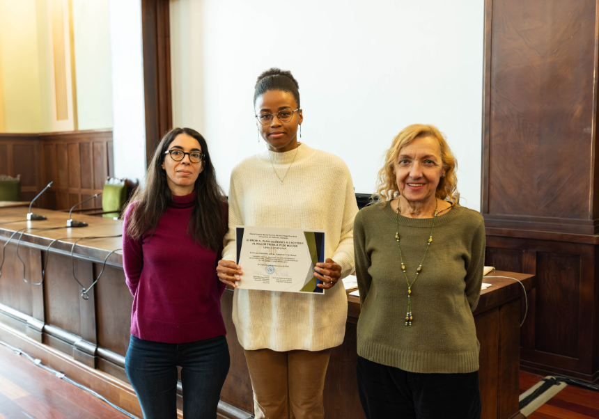 La investigadora Frida Luis sosté un certificat al costat de la seua tutora, Silvia Guillamón Carrasco, i Gabriela Moriana, directora de l'Institut Universitari d'Estudis de les Dones.